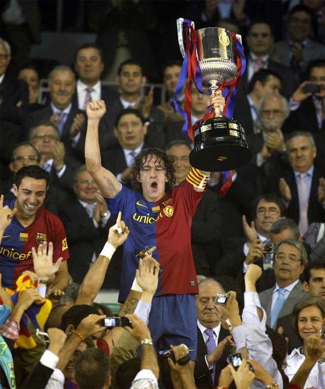 Puyol levanta la Copa
