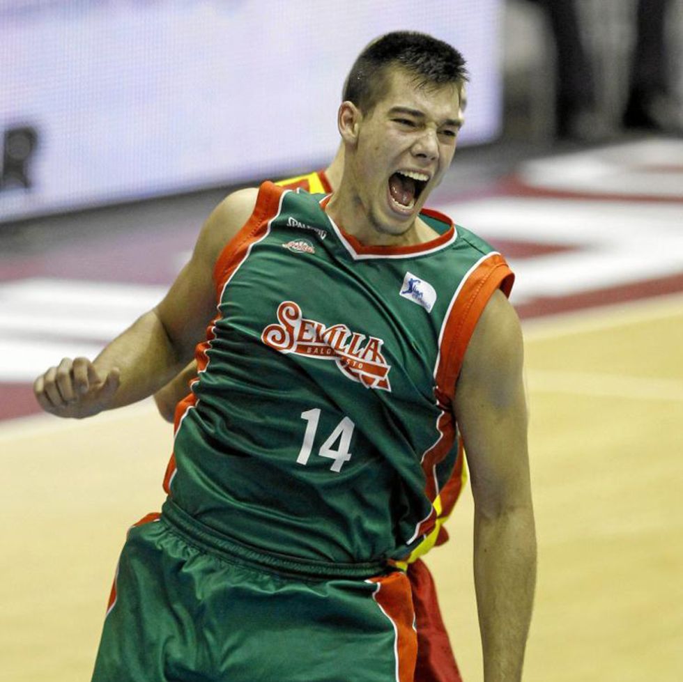 Willy Hernang�mez su seleccionado por los Sixers con el n�mero 35 y luego traspasado a los Knicks