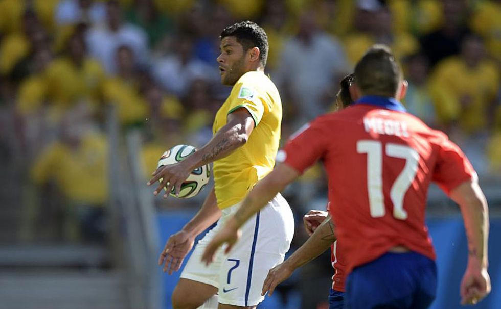 Howard Webb anul� este gol a Hulk por mano.