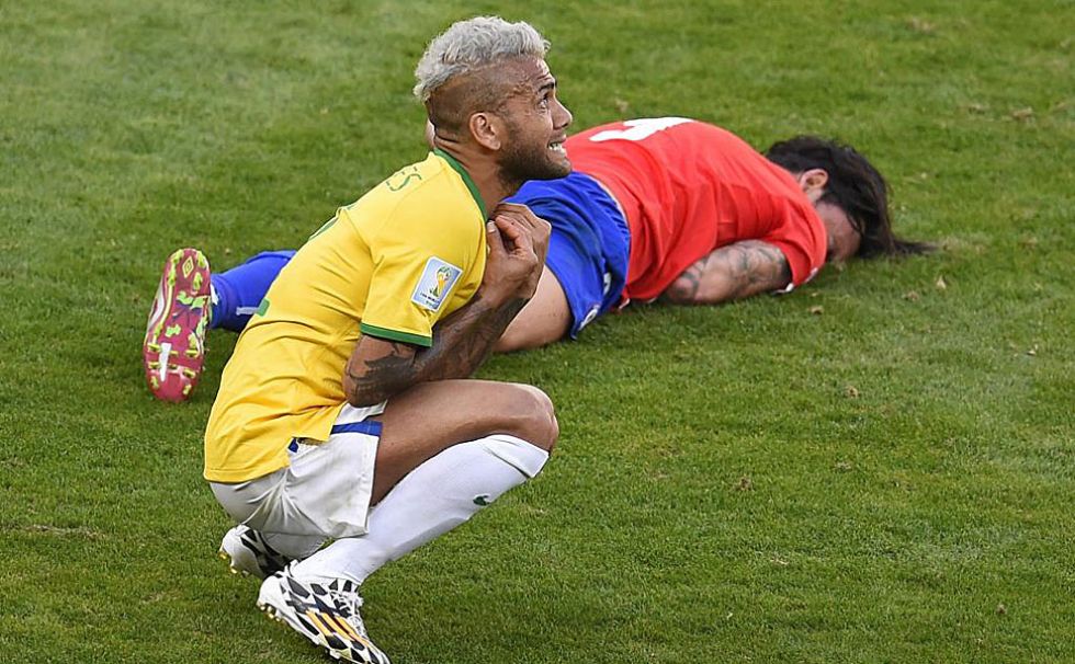 Dani Alves se desesper� por una falta que cre�a que no era.