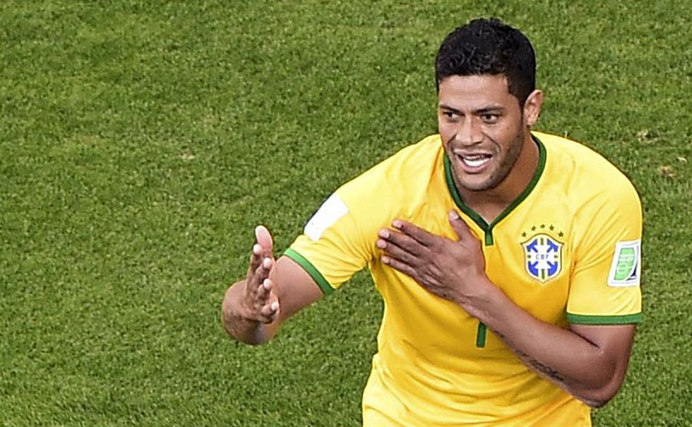 Eso parec�a decir Hulk tras su gol anulado, que la hab�a controlado con el pecho.