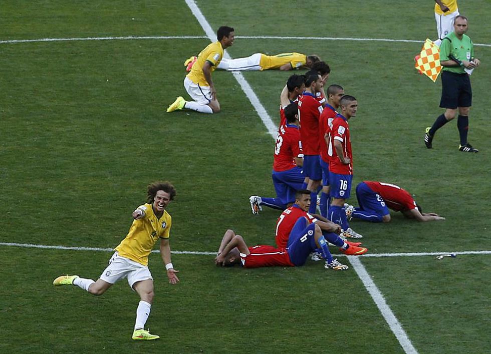 Las dos caras del f�tbol: Brasil celebra y Chile llora.