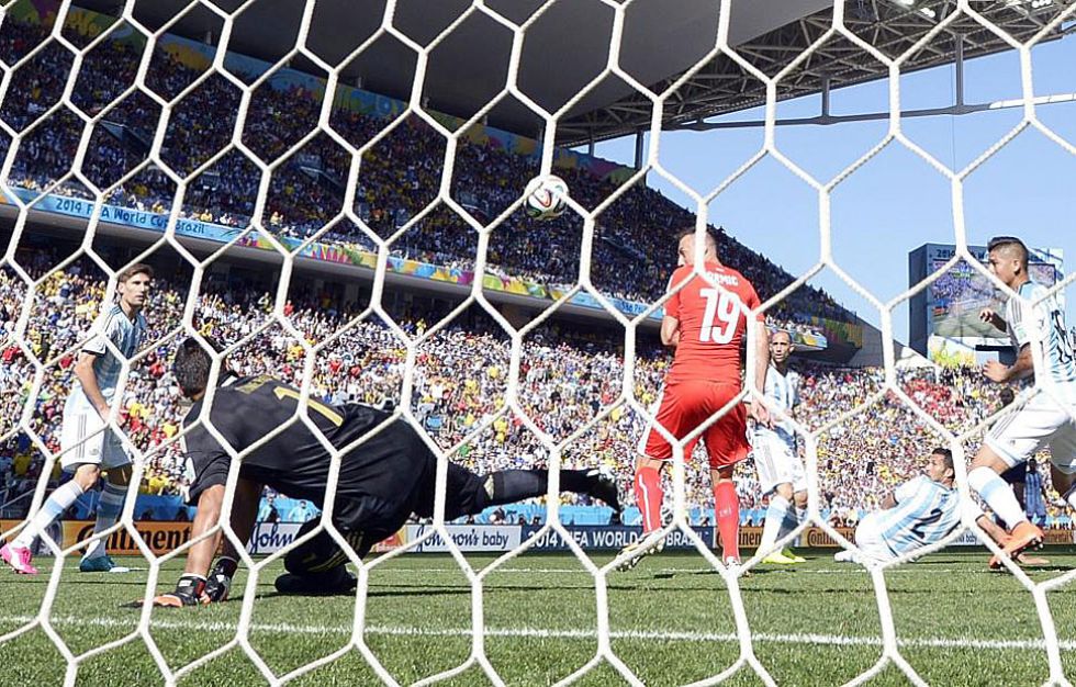 Romero salv� a Argentina en la primera mitad despu�s de este disparo de Xhaka.