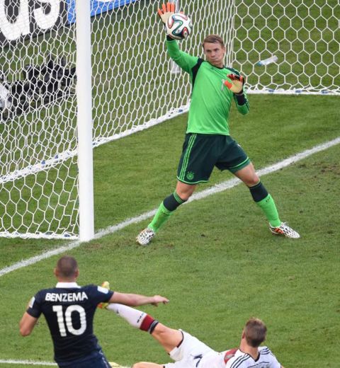 El portero alem�n sac� de esta manera la �ltima ocasi�n de los franceses.