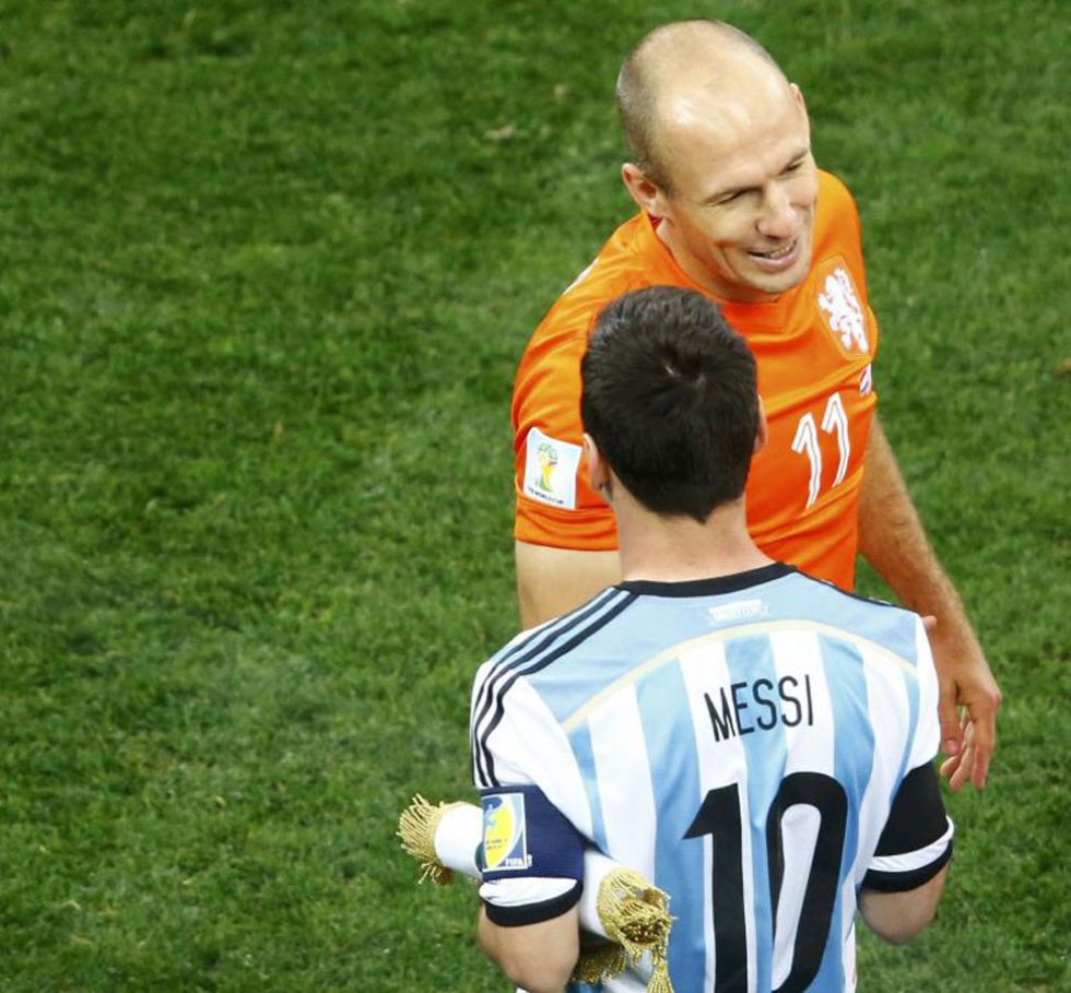 Robben y Messi se saludan antes de rodar el bal�n. Los focos ya les persegu�an.