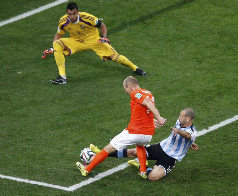 Mascherano, providencial al final de la segunda parte en esta acci�n con Robben.
