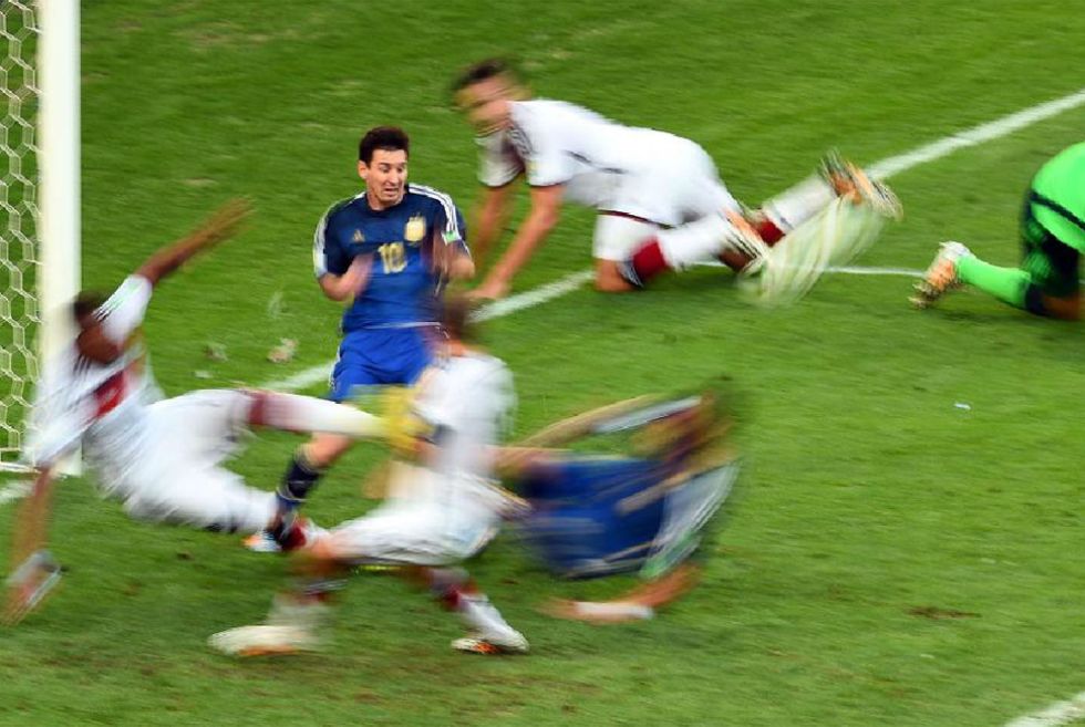 Leo Messi intent� crear peligro con su velocidad. Tuvo una ocasi�n clara antes del descanso.