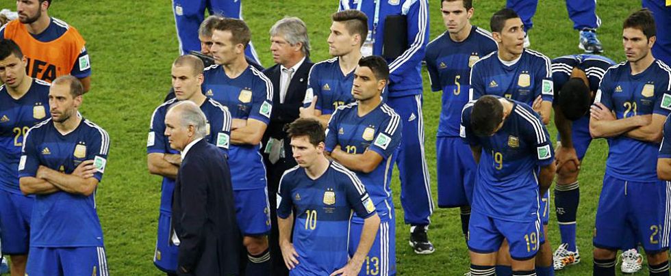 La plantilla albiceleste, resignada sobre el c�sped de Maracan�