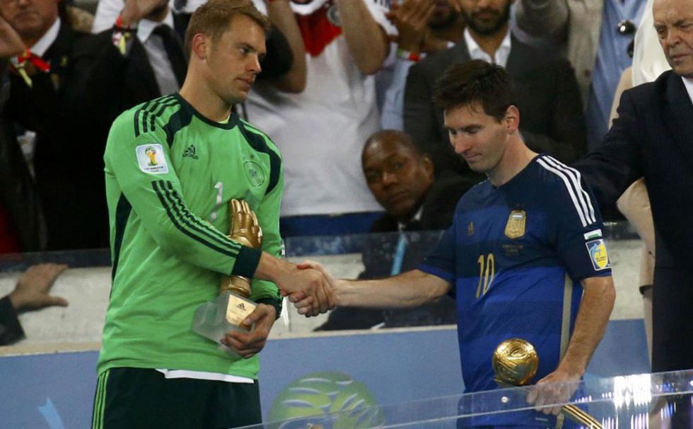 Messi le da la mano a Neuer tras recibir el Bal�n de Oro del Mundial.