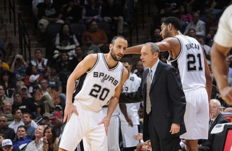 Messina dialoga con Gin�bili.