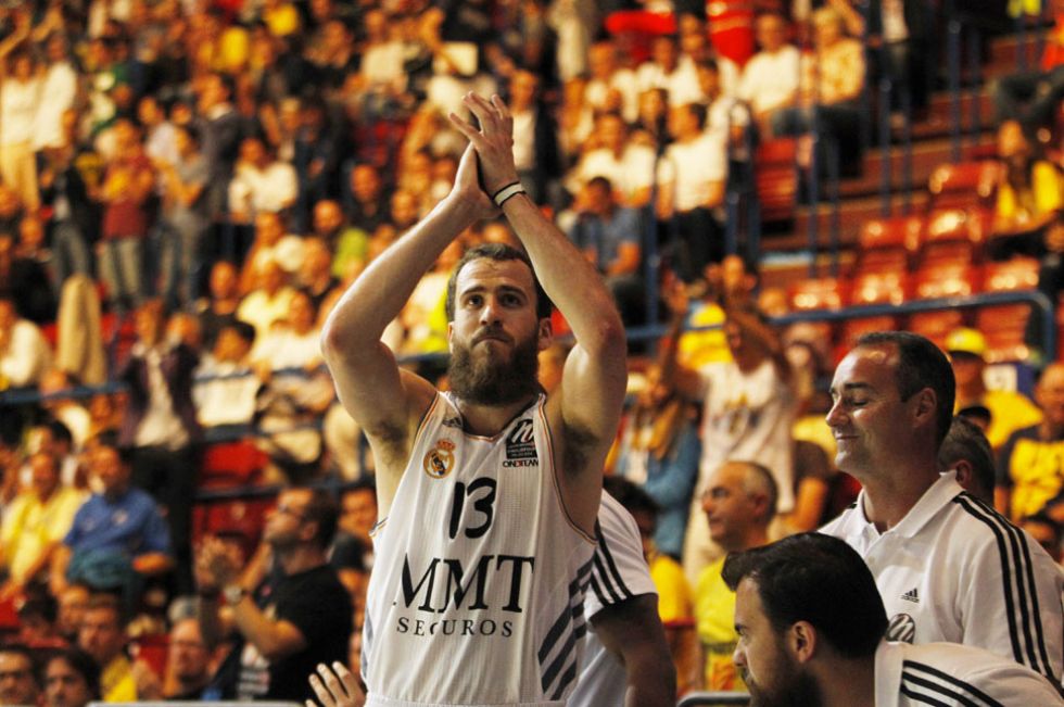 Sergio Rodr�guez celebra con la afici�n la victoria ante el Barcelona.