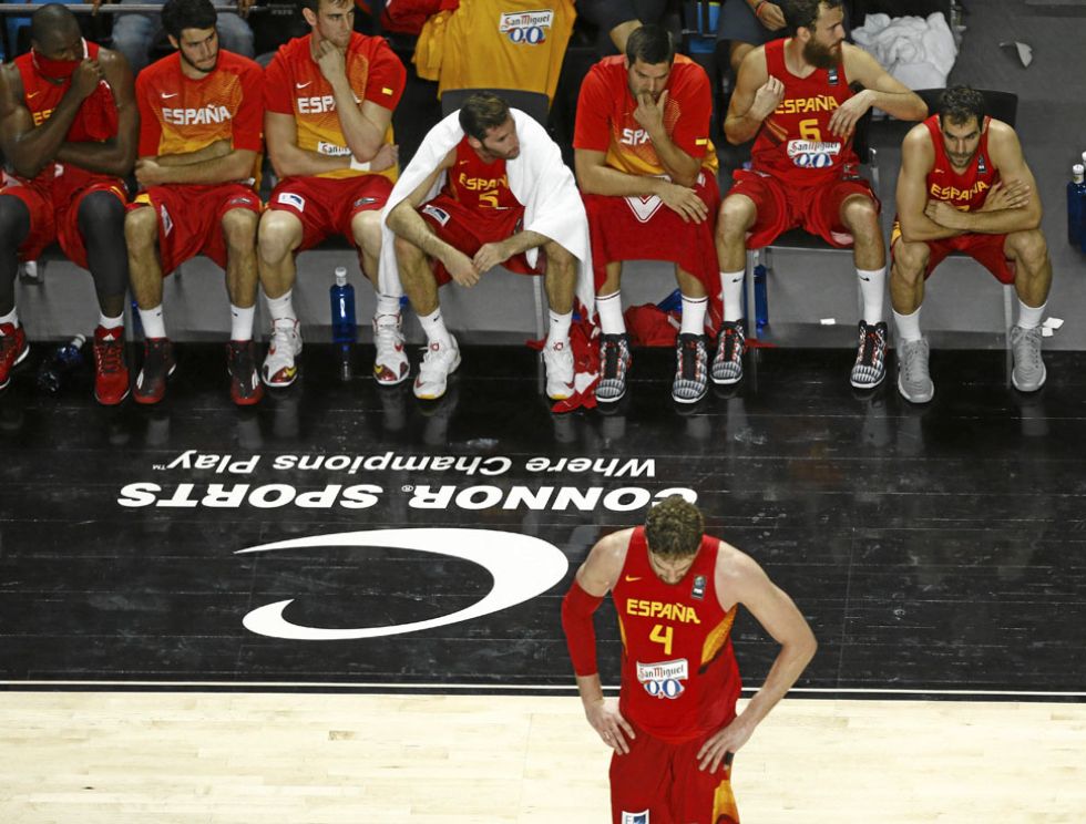 Pau Gasol cabizbajo, con el banquillo de la selecci�n espa�ol cariacontecido de fondo.