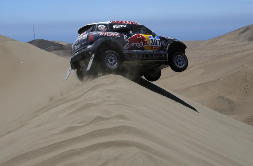 El Mini de Nasser Al-Attiyah superando una duna