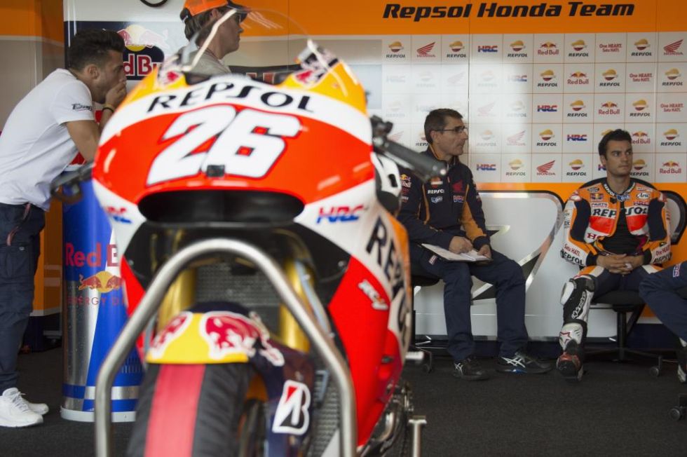 Pedrosa, con su equipo preparando la calificaci�n.
