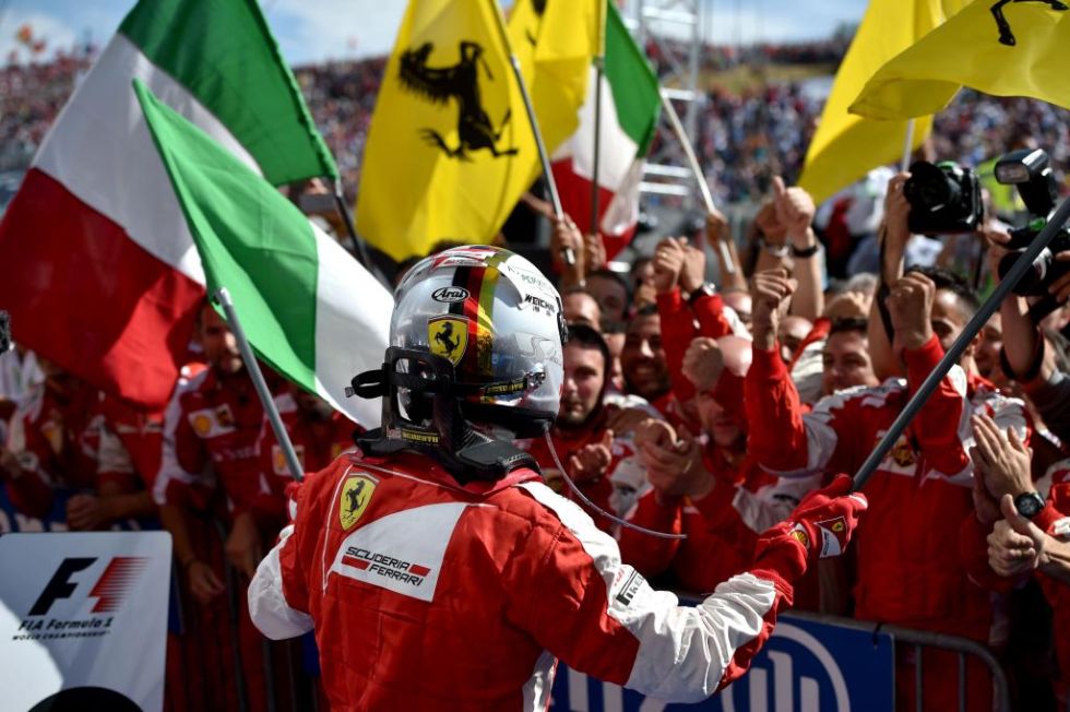 Vettel celebra con los suyos la victoria en Hungr�a.