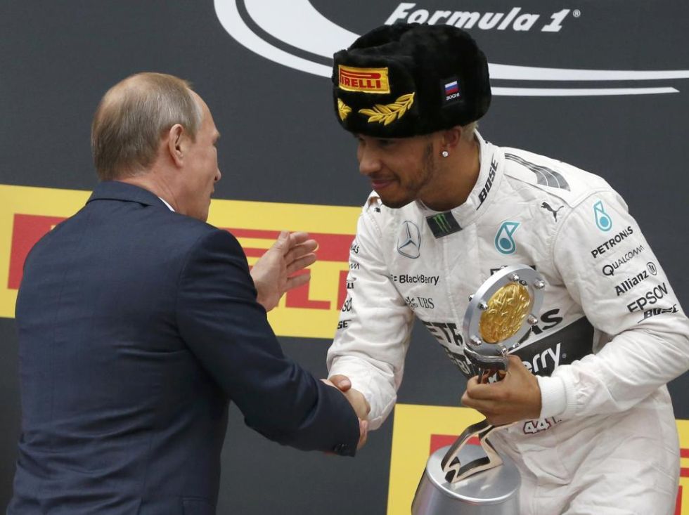 El presidente de la Federaci�n Rusa, Vladimir Putin, entregando el premio a Lewis Hamilton