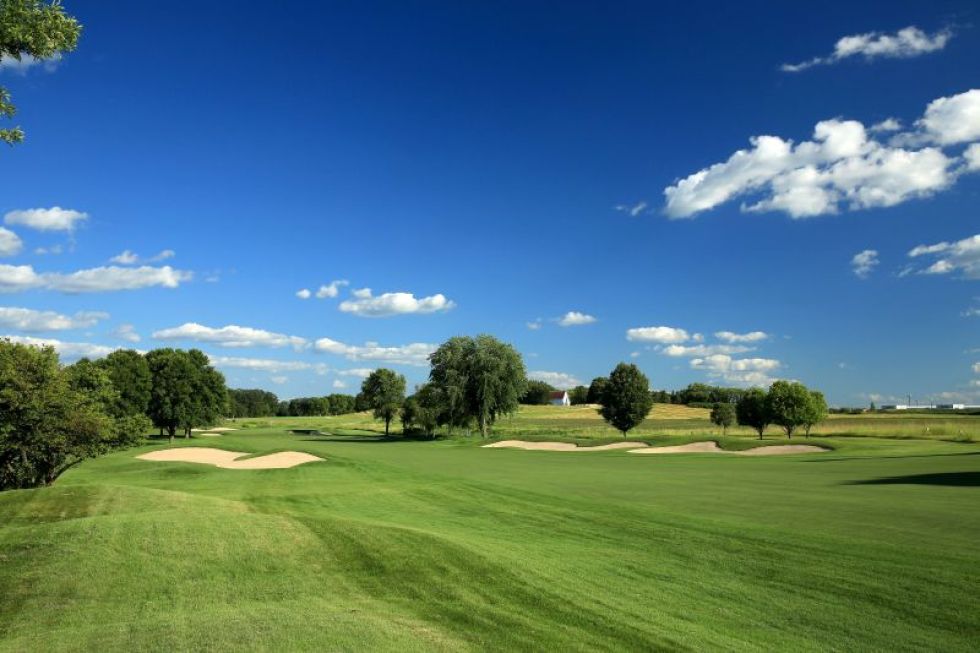 Para empezar, un par 4 de 448 metros. Es el hoyo t�pico de Hazeltine. Varios bunkers amenazan en la calle. Caer el 'rough' dificulta llegar a un 'green' de varios niveles.