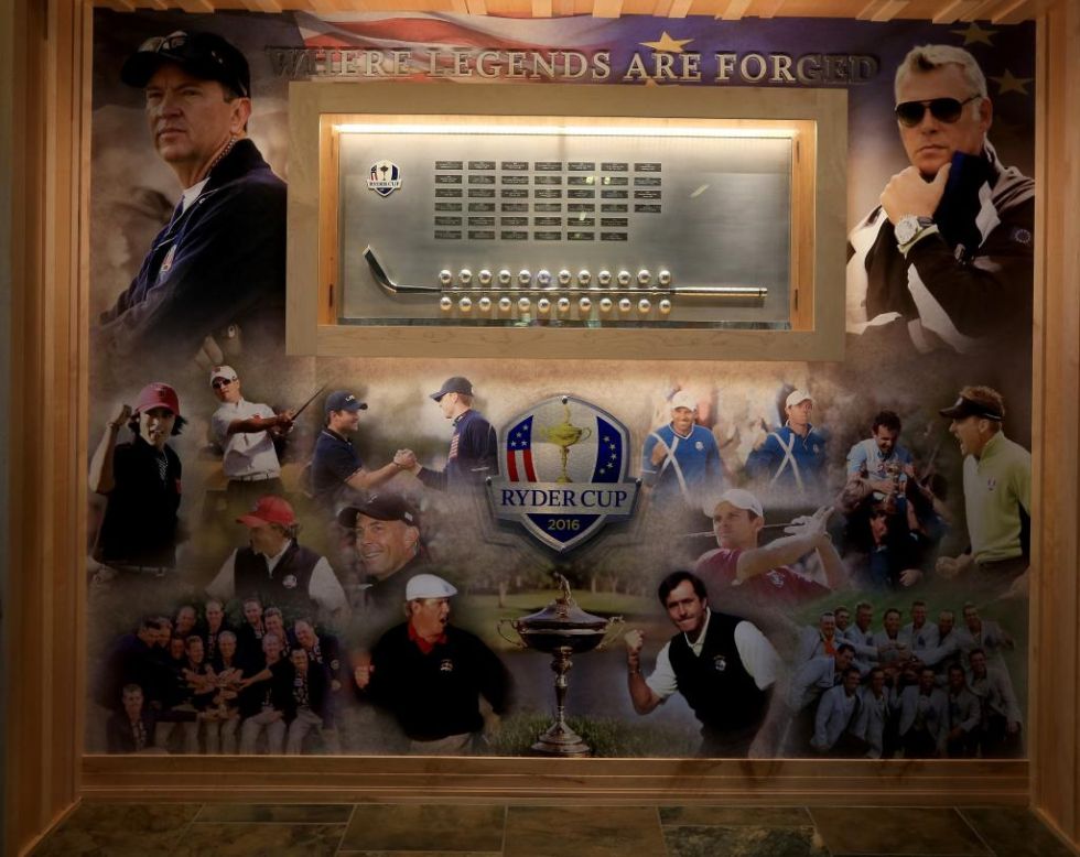 Este cuadro da la bienvenida al Hazeltine National Golf Club. En primer plano, los dos capitanes de la Ryder 2016. A la izquierda, Davis Love III (Estados Unidos). A la derecha, Darren Clarke (Europa). Abajo, algunos de los protagonistas de otras ediciones como Severiano Ballesteros.