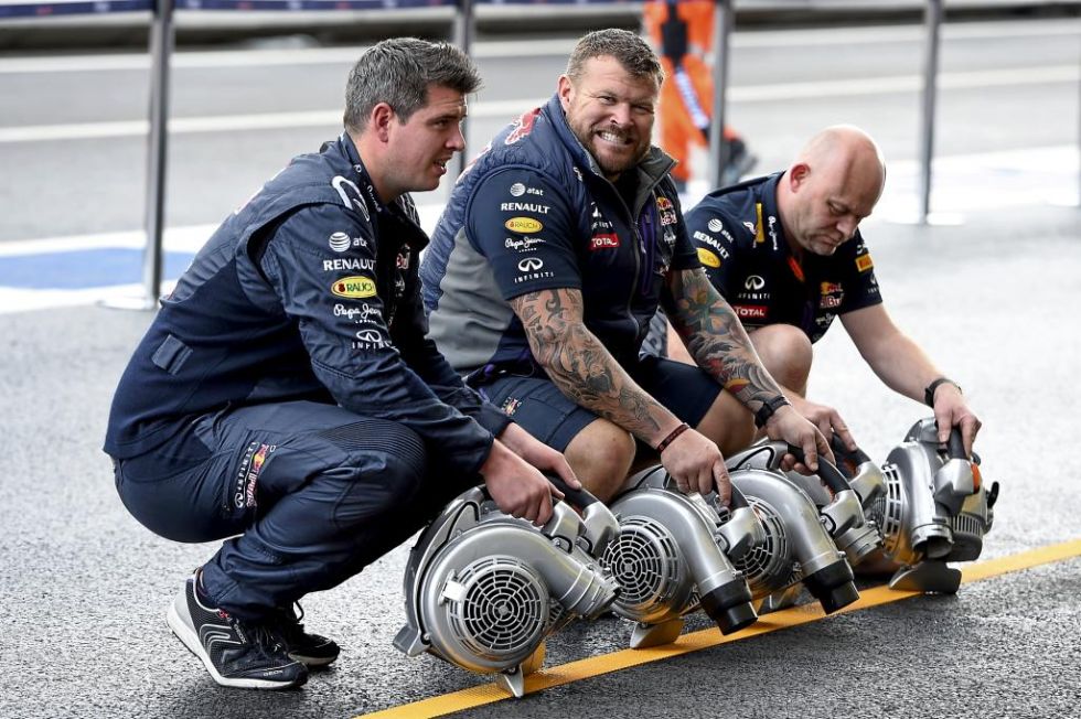 M�xico har� trabajar mucho a los frenos de los monoplazas. Aqu�, mec�nicos de Red Bull preparados para enfriarlos