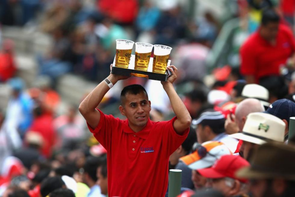La cerveza no pod�a faltar en la grada