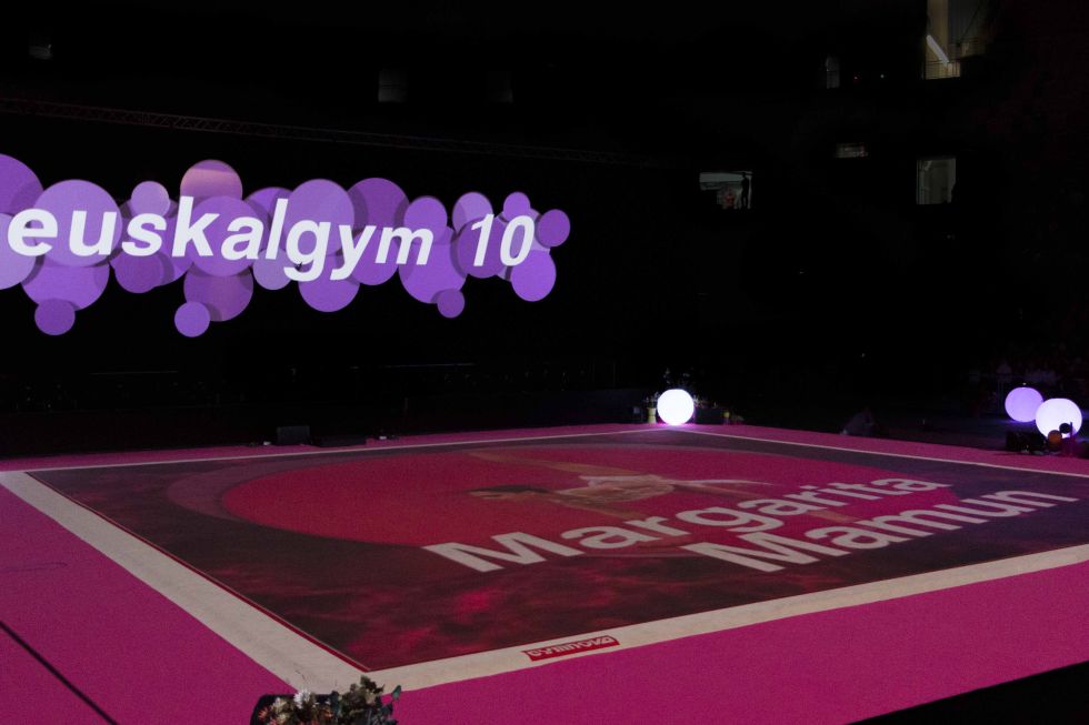 As� se present� a las gimnastas participantes en la gala.