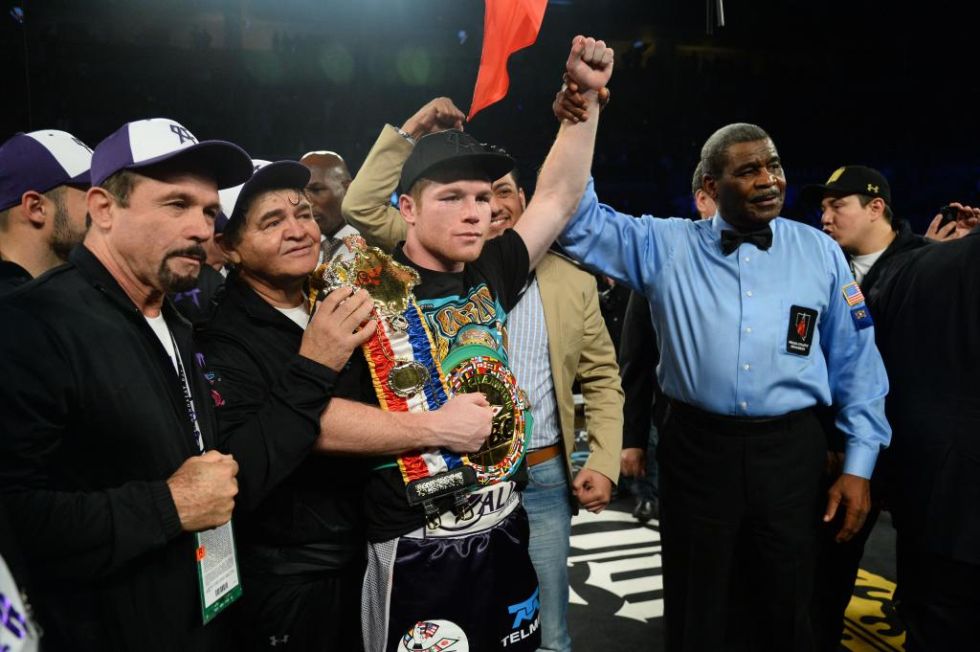 Canelo es proclamado campe�n mundial del peso medio a los puntos