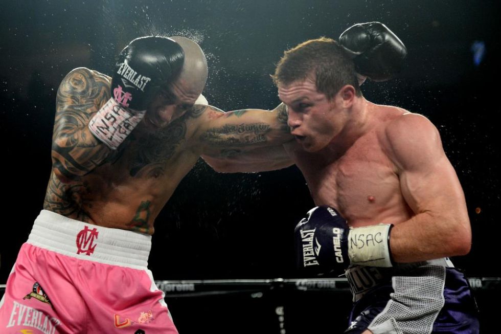 Canelo intenta conectar un golpe