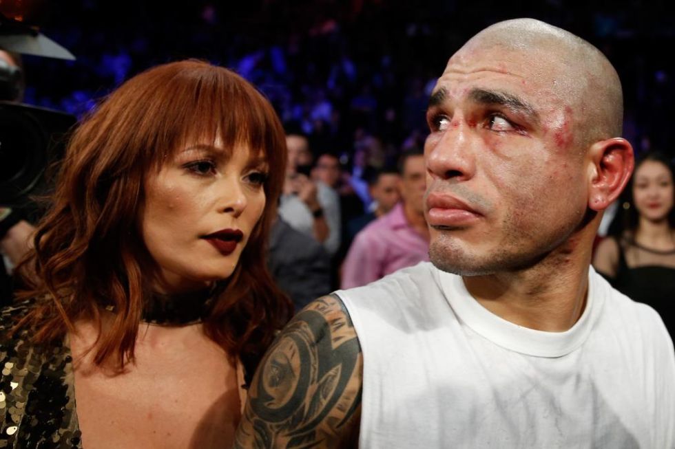 Cotto abandona el ring con su mujer