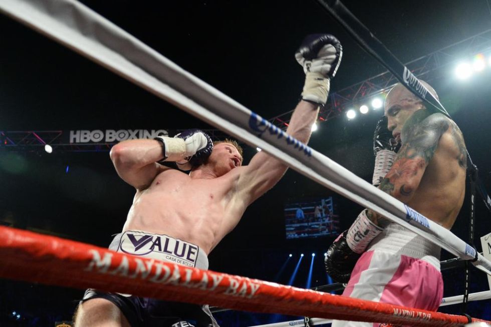 Canelo intenta derribar a Cotto