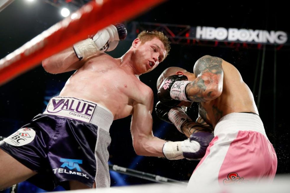 Canelo impacta en el cuerpo de Cotto