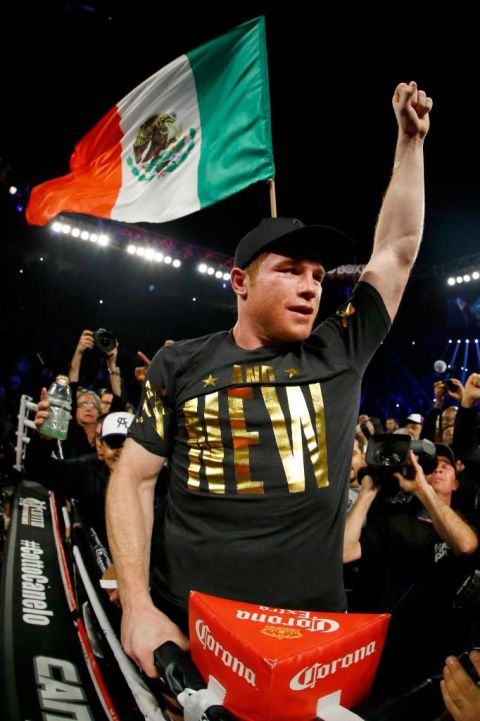 Canelo celebra su victoria