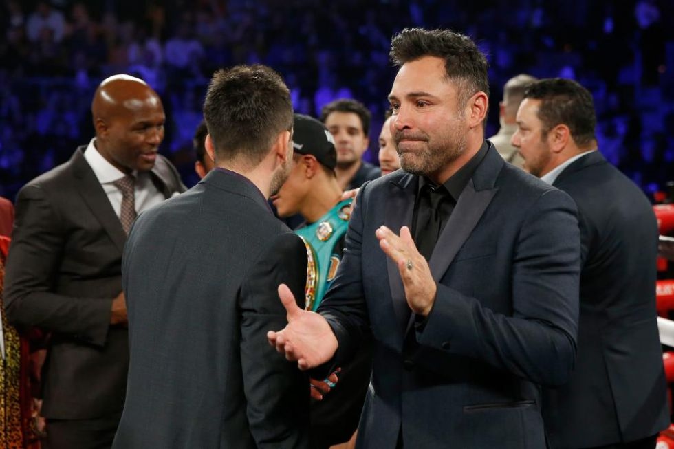 Oscar De La Hoya volvi� a subirse al ring aunque esta vez como promotor del combate