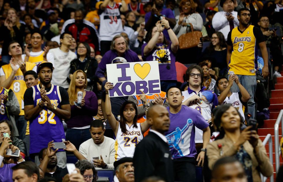 Pancartas de apoyo a Kobe Bryant en su �ltimo partido en Washington