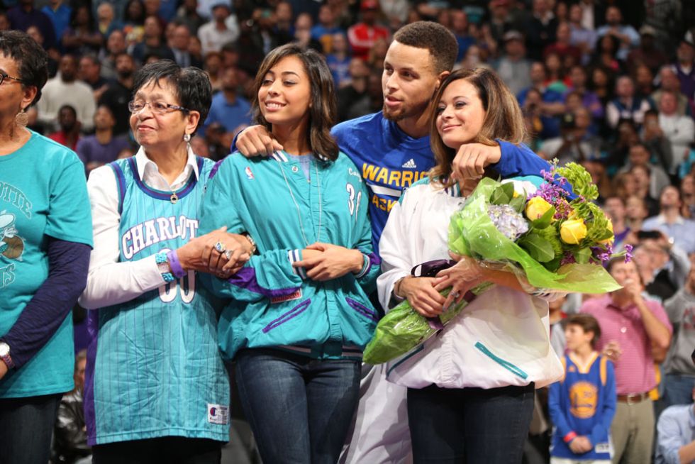 Stephen Curry, durante el homenaje a su padre en Charlotte