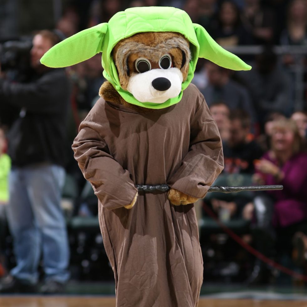Bango, la mascota de los Bucks, como Yoda