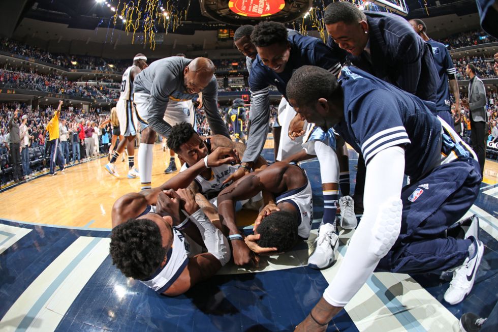Alegr�a en los Grizzlies tras la canasta ganadora de Jeff Green