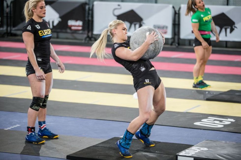 Una de las participantes del equipo de Europa levanta una piedra de varios kilos de peso durante la competici�n.