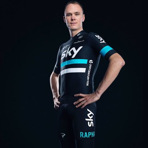 El negro vuelve a ser el color predominante en las filas del Sky, con el azul tamb��n presente y el blanco. Un uniforme muy elegante para un equipo que aspira a todo en todas las competiciones.
