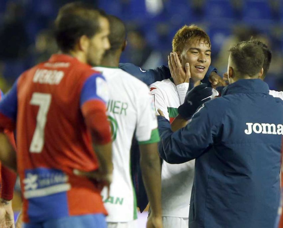 Todos los jugadores del Granada buscan al protagonista del partido