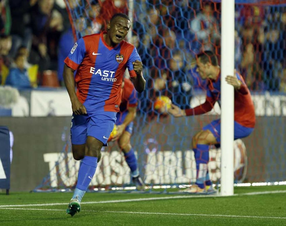 Simao remata de cabeza el gol del empate