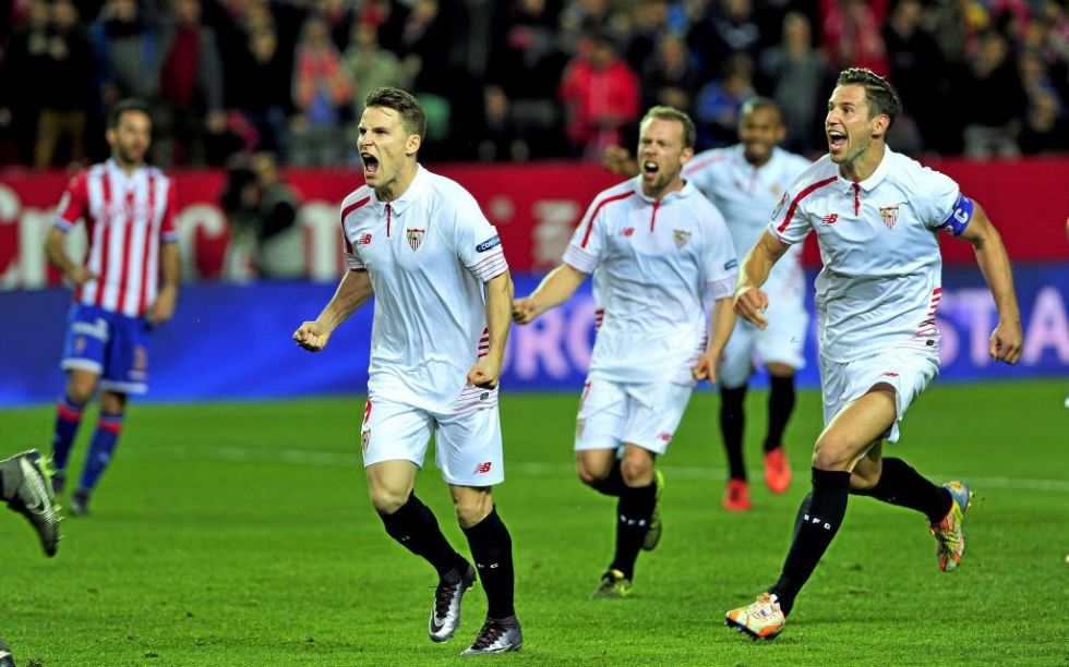 Gameiro celebra uno de sus goles de hoy