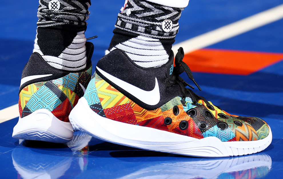 Detalle de las zapatillas del jugador de los Sixers, Ish Smith.