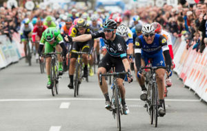 Agazapado a la espalda de Marcel Kittel, Elia Viviani se anot� la...