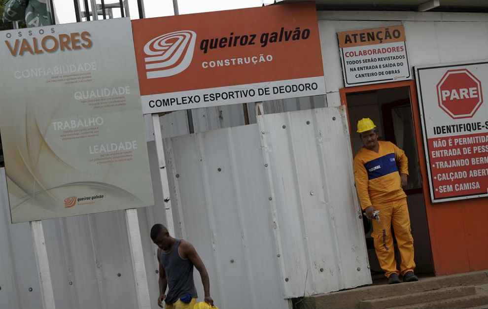 Trabajadores a la entrada del Parque Ol�mpico Deodoro en R�o de...