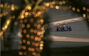 Luces hasta en las palmeras de Sakhir. De fondo Hulkenberg