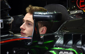 Stoffel Vandoorne, subido al MP4-31 en el box de McLaren