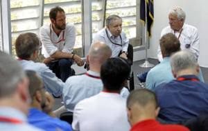 Jean Todt, entre Matteo Bonciani (izq) y Charlie Whiting.