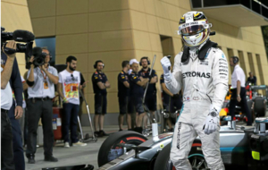 Lewis Hamilton celebra su pole en el GP de Bahr�in 2016