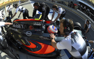 El MP4-31 de Button es retirado por los mec�nicos de McLaren Honda
