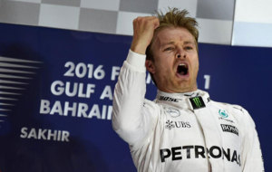Rosberg celebra su victoria en Bahr�in.